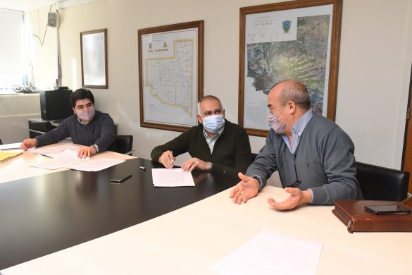 Caleufú y Arata firmaron convenios para obras de saneamiento