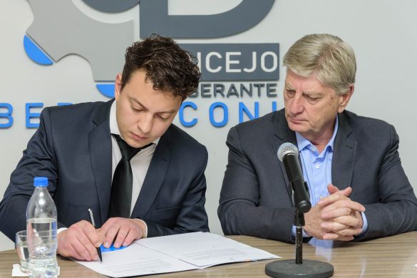 Ziliotto firmó convenios para construir 54 viviendas en 5 localidades