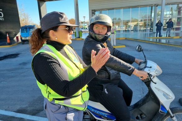 Seguridad capacitó y entregó cascos a motociclistas de 25 de Mayo